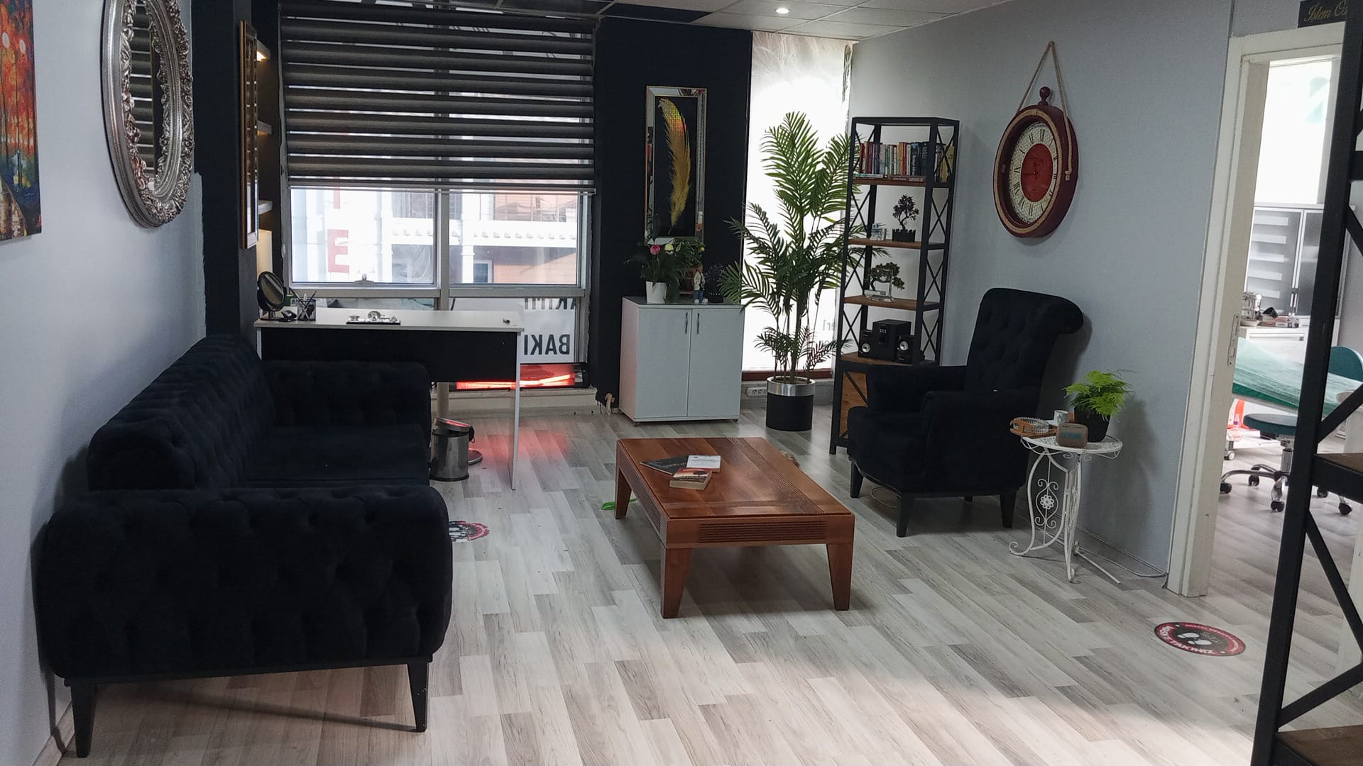 Nova Güzellik Salonu’nun bekleme ve karşılama alanı